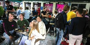 Menschen sitzen in Amsterdam in einer Bar