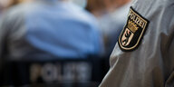 Junge Polizisten sitzen bei der Ernennungsfeier für den gehobenen Polizeivollzugsdienst. Bei der Polizei in Berlin gibt es Ärger, weil in einer Chat-Gruppe bösartige Inhalte getauscht worden sein sollen - nun schon zum drittel Mal