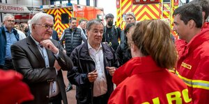 Politiker sprechen mit Rettungskräften