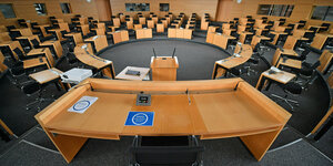 Leere Tische im Plenarsaal des Thüringer Landtags