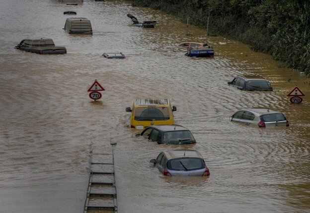 Zahlreiche Autos stehen bis zum Dach in schlammigem Wasser. Zahlreiche Autos stehen bis zum Dach in schlammigem Wasser.