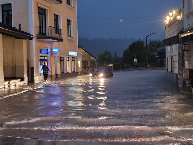 Eine überflutete Straße im Landkreis Berchtesgadener Land Eine überflutete Straße im Landkreis Berchtesgadener Land