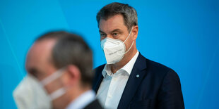 Aiwanger und Söder mit Masken