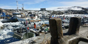 Fischerboote liegen im Hafen von Ilulissat in Grönland. Grönland vergibt unter anderem aus Klimaschutzgründen keine neuen Lizenzen mehr für die Erschließung von Öl- und Gasvorkommen.