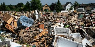 Ein Müllhaufen von der Flut zerstörten Möbeln