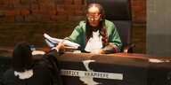 Die südafrikanische Richterin Sisi Khampepe mit langen eng am Kopf anliegenden geflochtenen Haaren übergibt nach Urteilsverkündung die Akte an einer Gerichtsmitarbeiterin