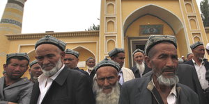 Uigurische Männer vor einer Moschee in China.
