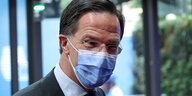 Hollands Regierungschef Mark Rutte mit Nasen-Mund-Maske