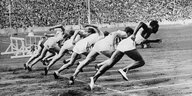 Der Sprint bei den Nazi-Spielen: Jesse Owens schnellt aus den Startmulden in Berlin.