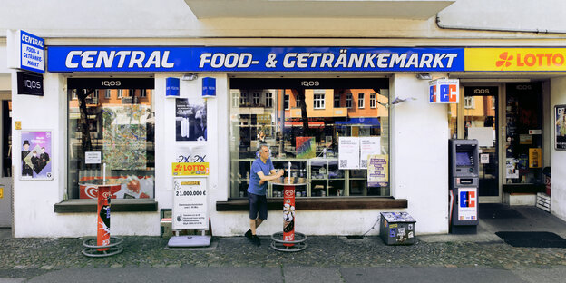 Tuncer Karabulut vor seinem Laden in Prenzlauer Berg