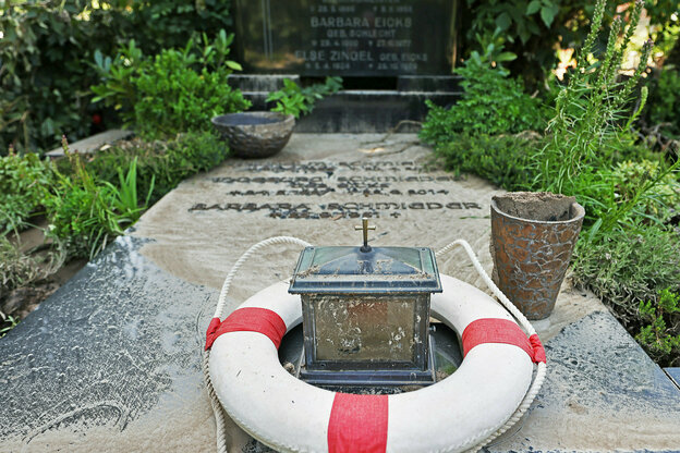 Ein Rettungsring liegt auf einem Grabstein