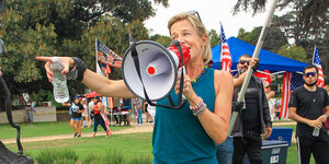 Katie Hopkins mit einem Megafon bei einer Kundgebung.