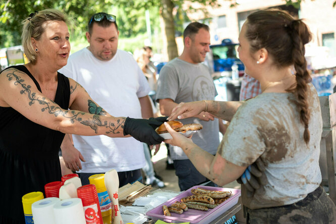 Stand mit Bratwurst für die Helfer