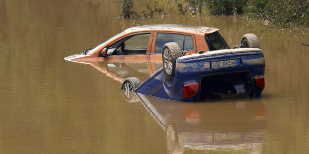 Autos stehen im Hochwasser.