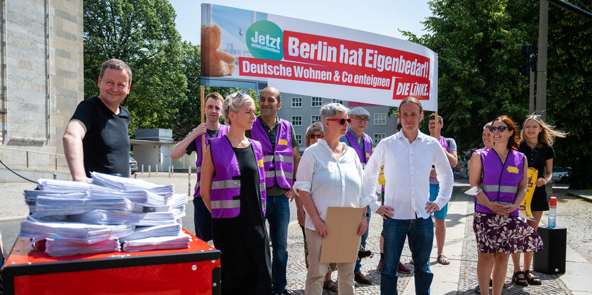 Linken-Politiker bei der Übergabe von Unterschriften an DW Enteignen