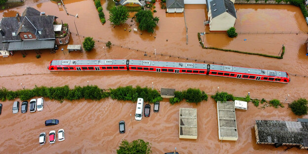 Ein Zug steht im Hochwasser.