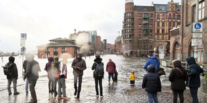 Menschen vor einem Hochwasser.