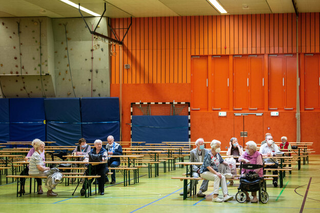 Anwohner sitzen während der Evakuierung in einer Notunterkunft. Anwohner sitzen während der Evakuierung in einer Notunterkunft.