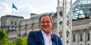 Armin Laschet, Ministerpräsident von Nordrhein-Westfalen, Bundesvorsitzender der CDU und Kanzlerkandidat, sitzt beim ARD-Sommerinterview auf der Terrasse des Marie-Elisabeth-Lüders-Hauses.