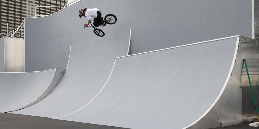 BMX-Freestylerin auf dem Parcour in Tokio.