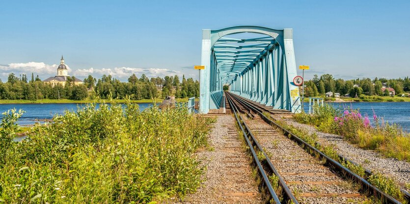 Eine Eisenbahnbrücke über einen Fluss.