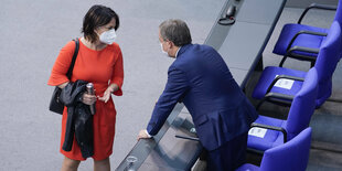 Baerbock und Laschet im Bundestag.