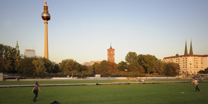 Grüne Wiese vor dem Fernsehturm