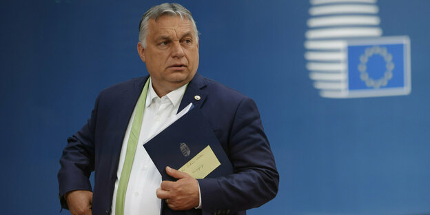Viktor Orbán, Premierminister von Ungarn, verlässt nach dem Gipfel der EU-Staats- und Regierungschefs das Gebäude. Hinter ihm ist die Fahne der EU zu sehen