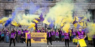 Protest mit Fahnen.