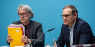 Matthias Kollatz und Miachael Müller sitzen nebeneinander auf einer Pressekonferenz