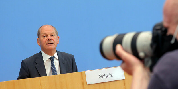 Bundesfinanzminister Scholz bei einer Pressekonferenz.