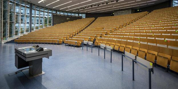 Blick in einem leeren Vorlesungssaal.