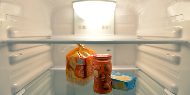 Konfitüre, Toastbrot und Butter stehen in einem Kühlschrank.