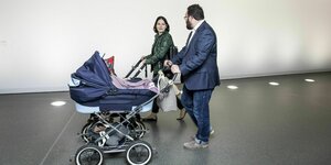 Annalena Baerbock und Chris Kuehn von den Grünen mit Kinderwagen