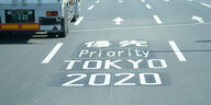 Eine Fahrbanmarkierung zu Olympia 2020.