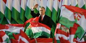 Viktor Orbán im Flaggenmeer