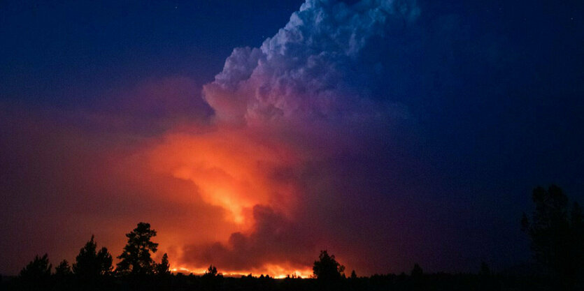 Rauch eines Wildfeuers in der Nacht.