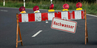 Gesperrte Straße nach Hochwasser.