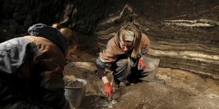 Russische Archäologinnen in einer Höhle in Sibirien