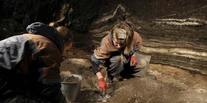 Russische Archäologinnen in einer Höhle in Sibirien