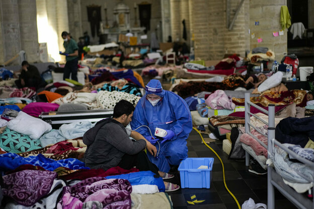 Menschen in einem Bettenlager