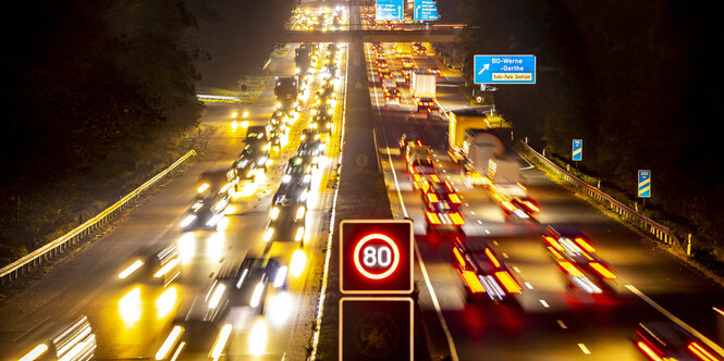 Viel Verkehr auf einer nächtlichen Autobahn.