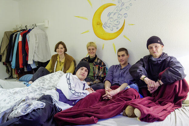 Fünf Menschen in einem Bett. Fünf Menschen in einem Bett.