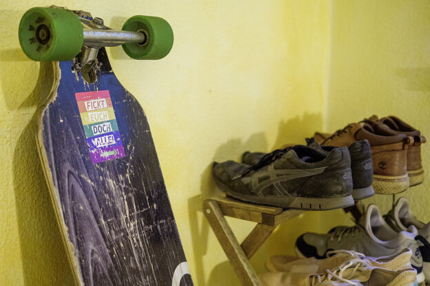 Ein Longboard und Turschuhe. Ein Longboard und Turschuhe.