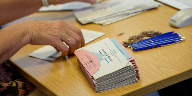 Eine Mitarbeiterin im Wahlamt bereitet in einem Wahllokal im Stadtteil Charlottenburg-Wilmersdorf am ersten Tag der Briefwahl im Jahr 2017 die Wahlunterlagen für die Wähler vor (ein Symbolfoto)