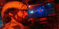 Afghanistche Spezialkräfte in einem Militärfahrzeug , eine zerschossene Frontscheibe