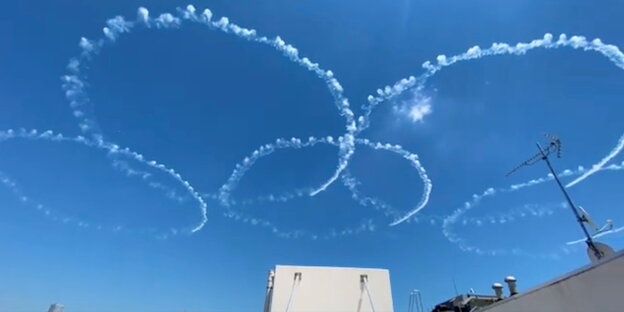 Flugzeuge schreiben die Olympischen Ringe in den Himmel