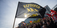 Eine Fahne, auf der "Refugees welcome" zu lesen ist, weht auf einer Demonstration in Berlin.