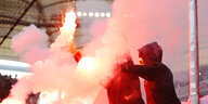 Fußballfans zünden Pyrotechnik im Stadion