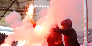 Fußballfans zünden Pyrotechnik im Stadion